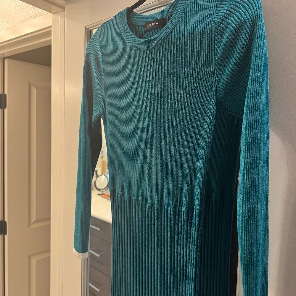 Gorgeous teal colored dress!